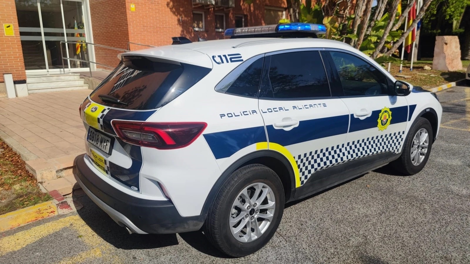 Caos en Elche: una mujer ataca a un policía y embiste varios coches patrulla en plena carretera