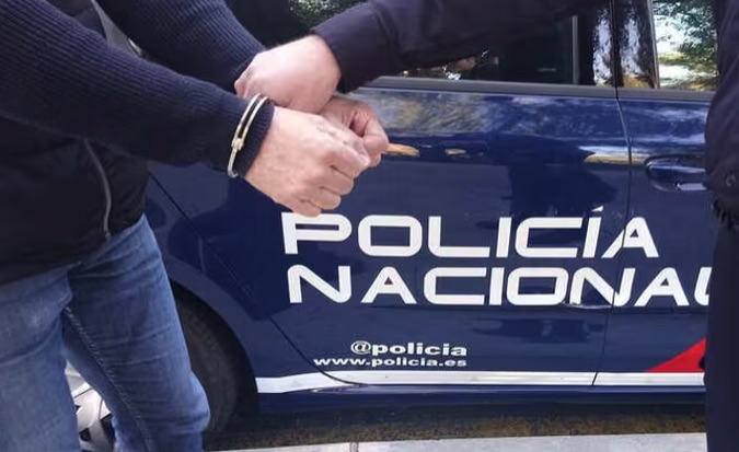Detenido en Valladolid por amenazar e insultar en bares, mostrar los genitales y agredir a un policía