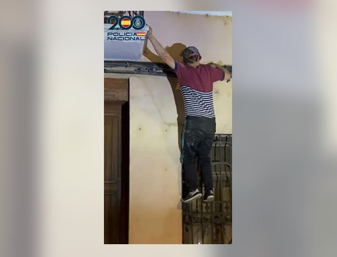 Detenidas 'in fraganti' tres ladronas en Alzira, una de ellas mientras escalaba a un balcón