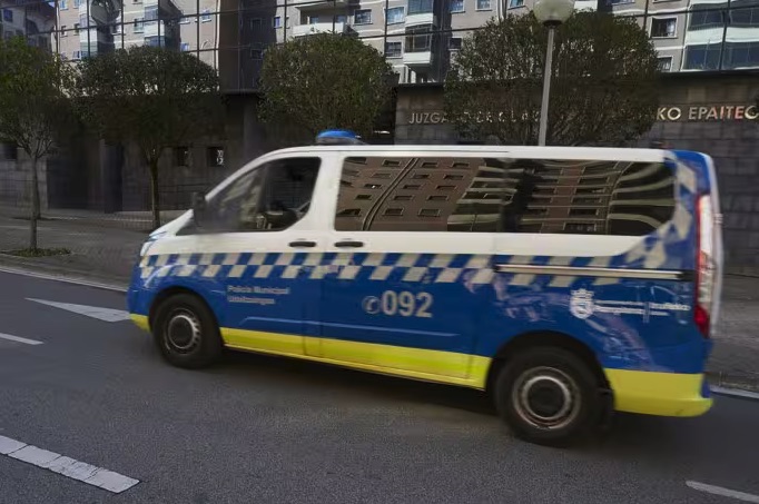 Detenido un hombre y otras dos personas investigadas por tres hurtos en Pamplona con el método del abrazo