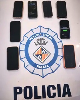 Detenidas cuatro personas por robar móviles de alta gama a turistas en Playa de Palma con el truco del abrazo
