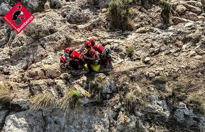 Rescatan a un senderista herido tras una caída en el peñón de Ifach