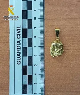 Detenidos en Azuqueca de Henares el autor del robo violento de un Cristo de oro y el comprador de la joya