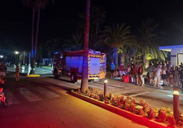 Dos incendios simultáneos en un camping de El Vendrell obligan a desalojar a 1.700 personas y calcinan 14 caravanas