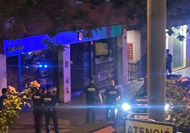 Un hombre ebrio ataca a los clientes de la terraza de un bar en el barrio de Sants de Barcelona