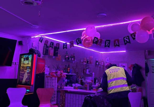 Asedio policial en L'Hospitalet a las cafeterías que actúan como "after-hours" ilegales los domingos
