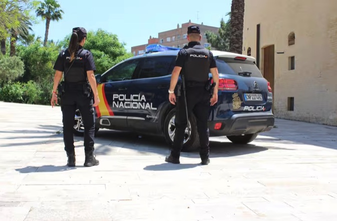 Un policía fuera de servicio detiene en València a una mujer por 5 robos con el método del 'hurto amoroso' a ancianos