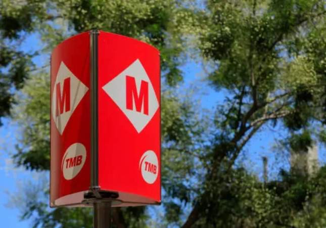 Detenido un estafador que ayudaba a sacar billetes en el metro de Barcelona para robar dinero