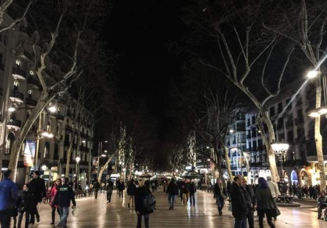Detenido un joven por un delito de odio tras agredir a una mujer por su religión en la Rambla de Barcelona