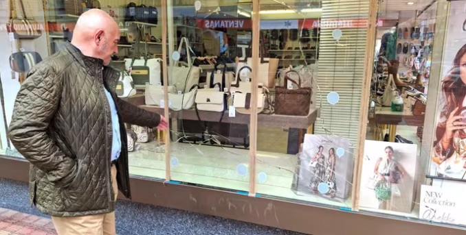 Detenido en Barakaldo por múltiples robos rompiendo escaparates de comercios en Cruces