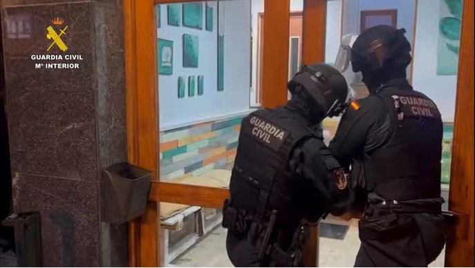 Cuatro detenidos en Torrelavega (Cantabria) por más de 120 delitos de sextorsión