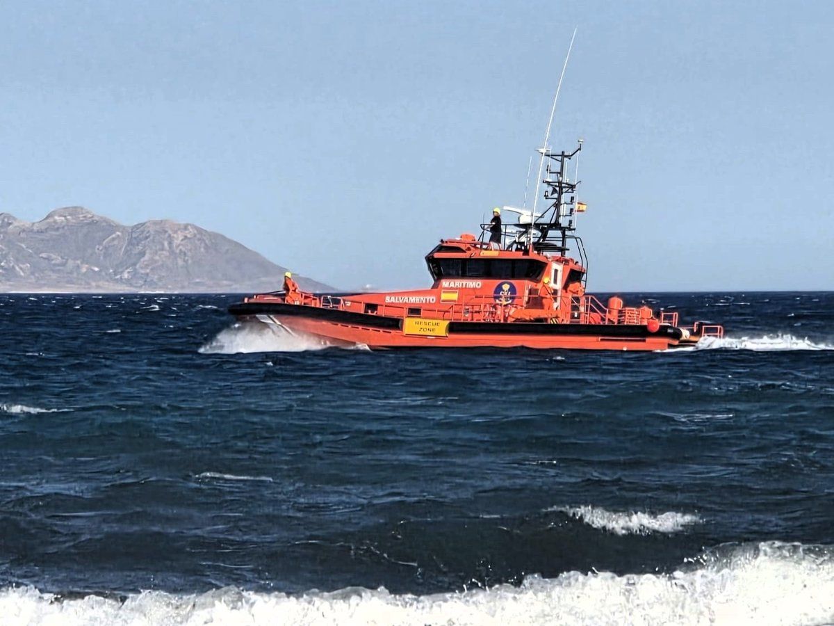 Rescate de una zódiac con 20 migrantes a 54 millas al sureste de Almería
