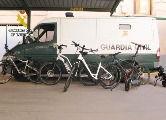 La Guardia Civil detiene a dos hombres por robar patinetes y bicicletas a turistas en Águilas