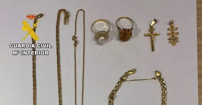 Detenido por robar 6.000 euros en joyas a sus familiares ancianos y con demencia senil