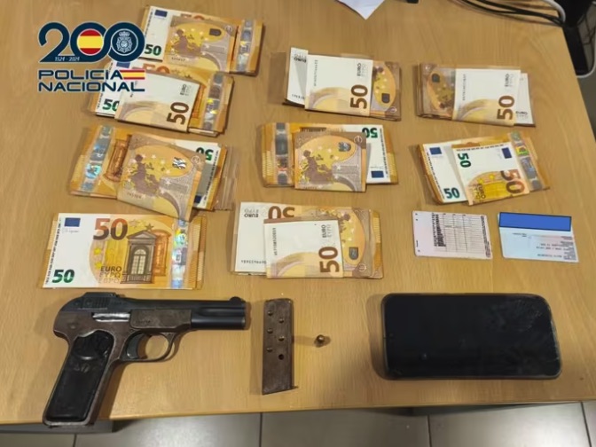 A prisión un hombre tras ser sorprendido con un arma de fuego, 8.300 euros en efectivo y varias reclamaciones judiciales