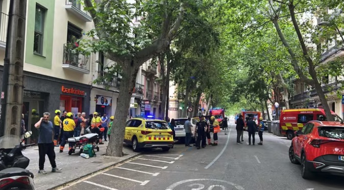 Ocho heridos, uno de ellos grave, por la violenta explosión de una bombona de butano en un piso del Poblenou