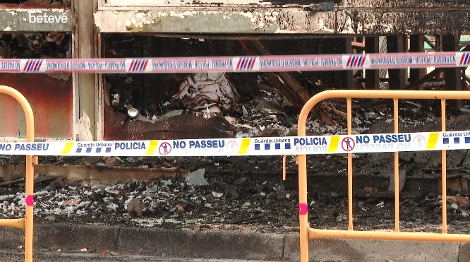 Un incendio arrasa el chiringuito Moncho's en la playa de la Nova Icària durante la madrugada