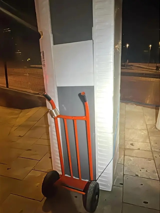 Detenido mientras robaba una nevera de un camión en Santa Coloma de Gramenet