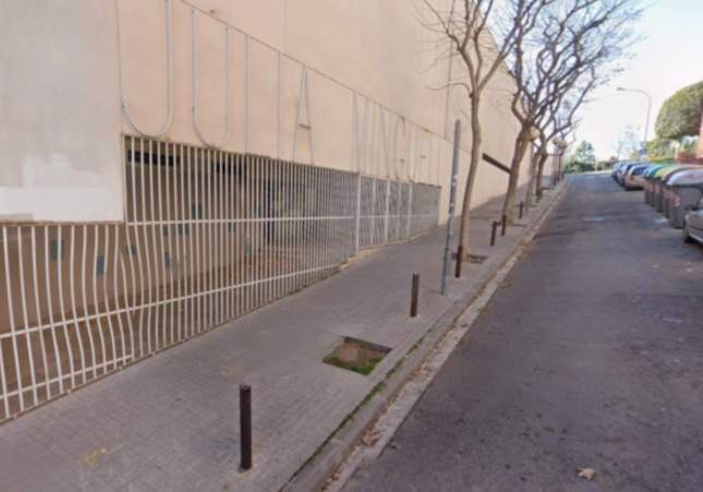 Cuatro robos consecutivos en el Institut Júlia Minguell de Badalona: la misma pareja asalta el centro cada noche