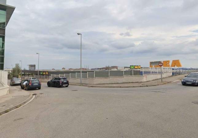 Una macrofiesta de Sant Joan detrás del Ikea de Badalona deja un apuñalado y dos heridos por arma de fuego