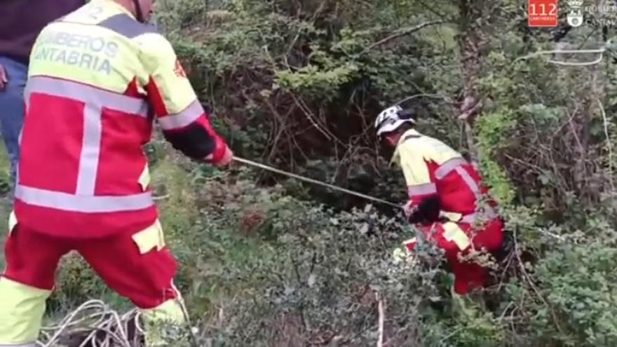 Rescatan a un perro que llevaba 20 días atrapado en una sima en San Sebastián de Garabandal