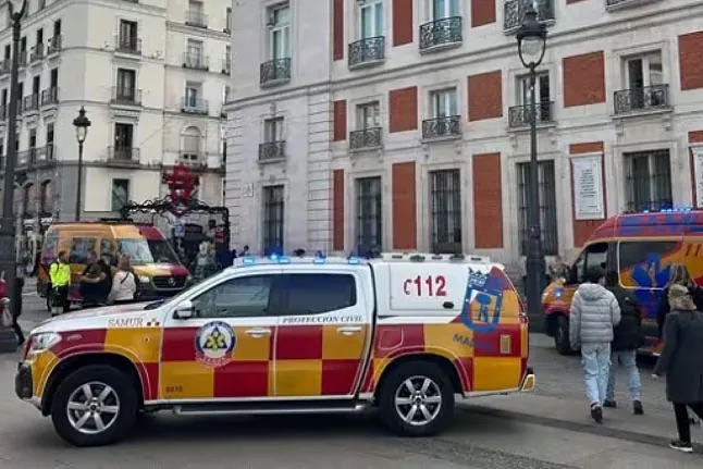 Detenido tras empujar a una anciana de 80 años contra un tren y agredirla en el Metro de Madrid