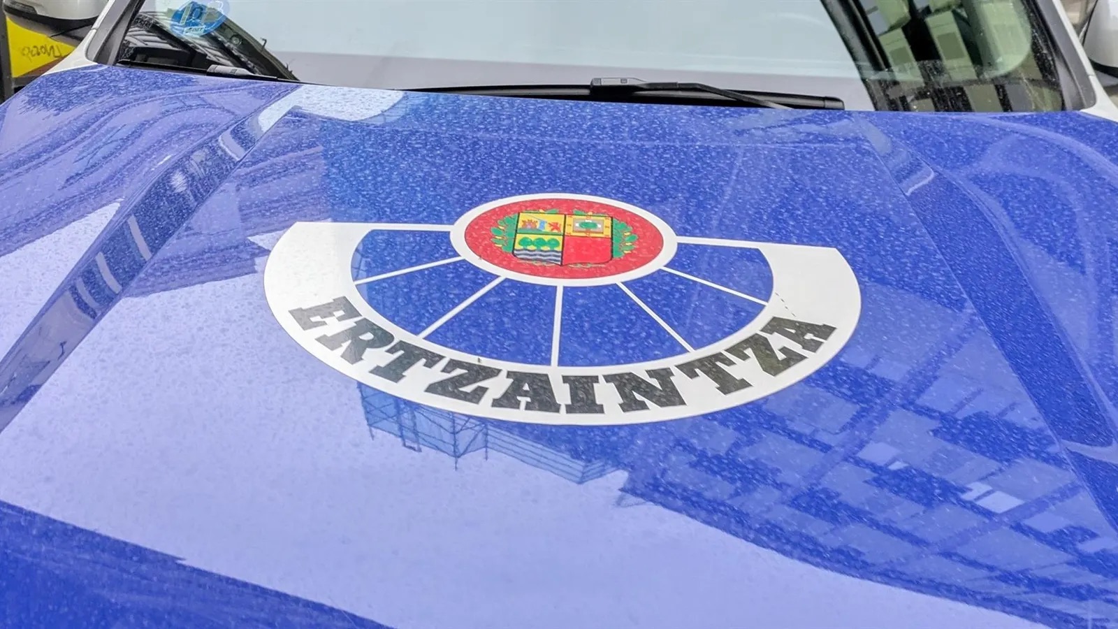 Rescatan a una mujer de 84 años encerrada por su hijo en un caserío de Bilbao entre basura y cadáveres de animales