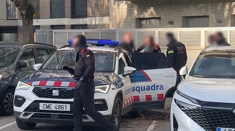Los Mossos desarticulan una red de estafas inmobiliarias con 16 detenidos en Rubí, Manresa y Sevilla