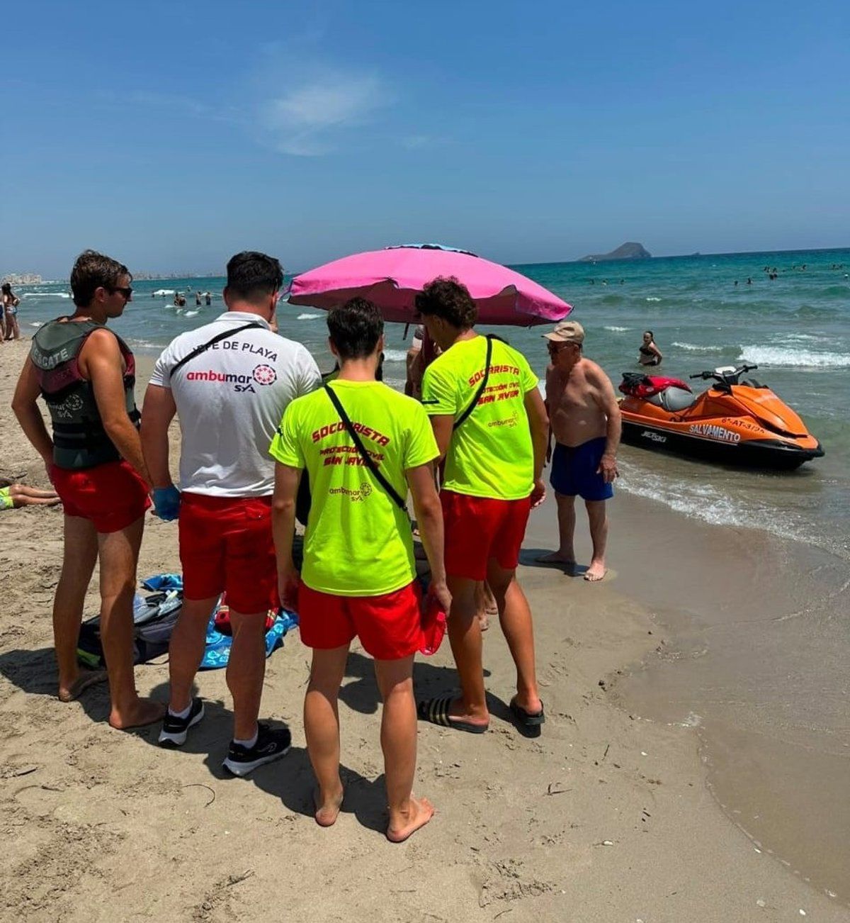 Rescate y traslado de un hombre semiinconsciente en la playa de El Pedrucho, La Manga (San Javier)