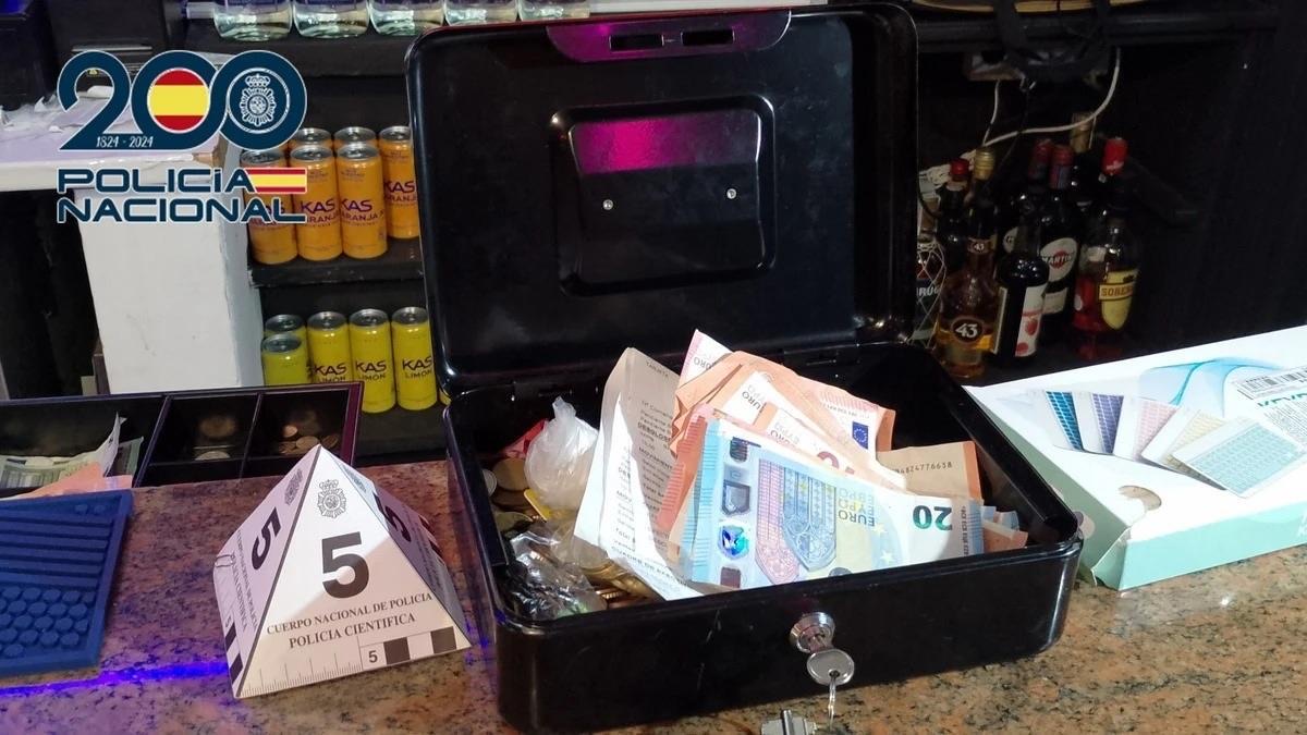 Tres detenidos en Irun tras desmantelar un punto de venta de drogas en un pub durante la 'Operación Barra'