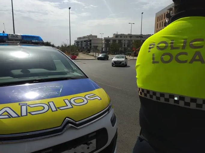 Un policía local fuera de servicio detiene a un hombre con una orden de búsqueda en Mairena