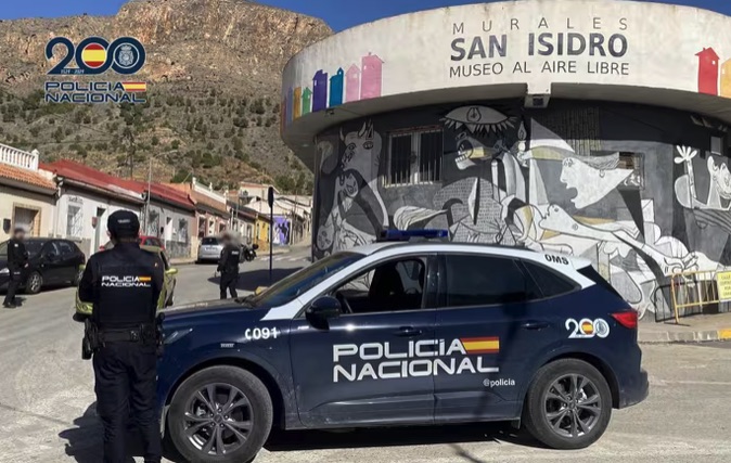 Detenido en Orihuela un hombre de 52 años por asaltar a otro en un cajero a punta de pistola y cuchillo