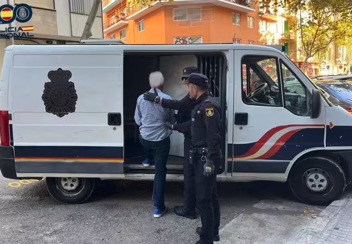 Detenido un septuagenario por encerrar a un hombre con discapacidad en los baños y obligarle a realizar sexo