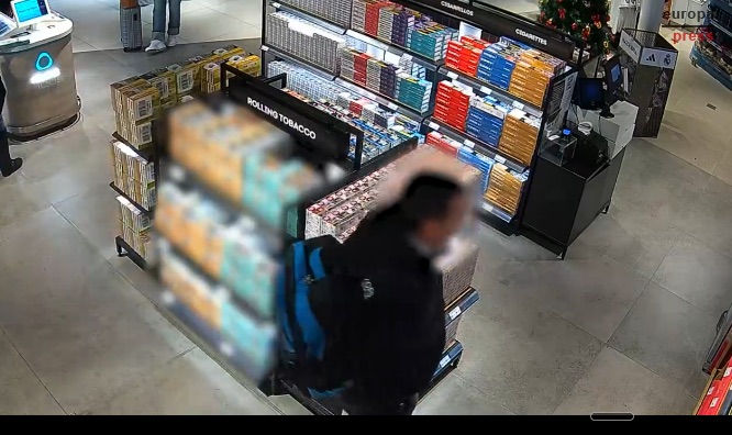 Detenido en el aeropuerto tras robar 7.000 € en tabaco del 'Duty Free': compraba billetes pero nunca volaba