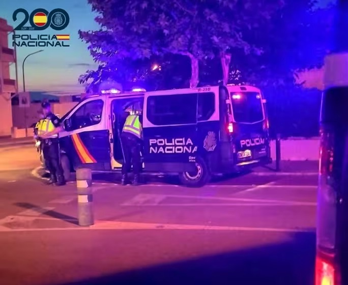 Detenido un joven en Maó tras agredir a un hombre con una botella rota por una discusión por un taxi