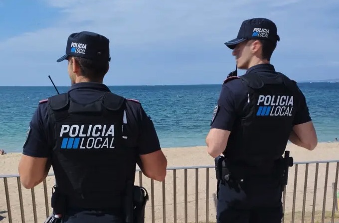 Detenidos dos hombres por robar a unos turistas una mochila valorada en casi 2.700 euros en la Playa de Palma