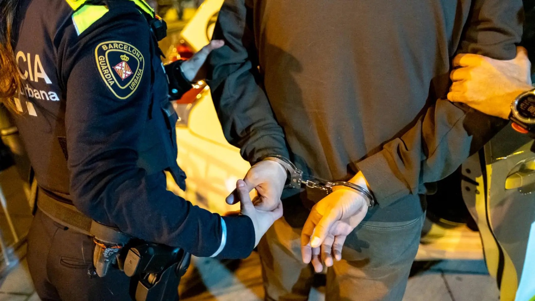 Detenido un hombre por destrozar 8 vehículos estacionados en el Poble-sec
