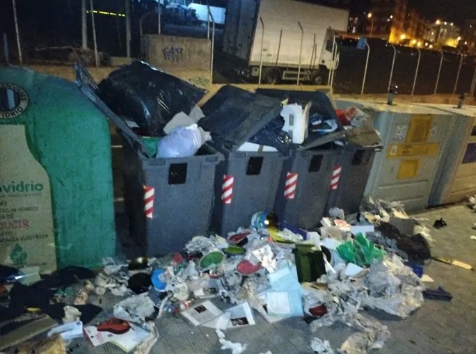 Ingresan a un hombre que golpeaba contenedores con una barra de hierro en Santa Cruz de Tenerife