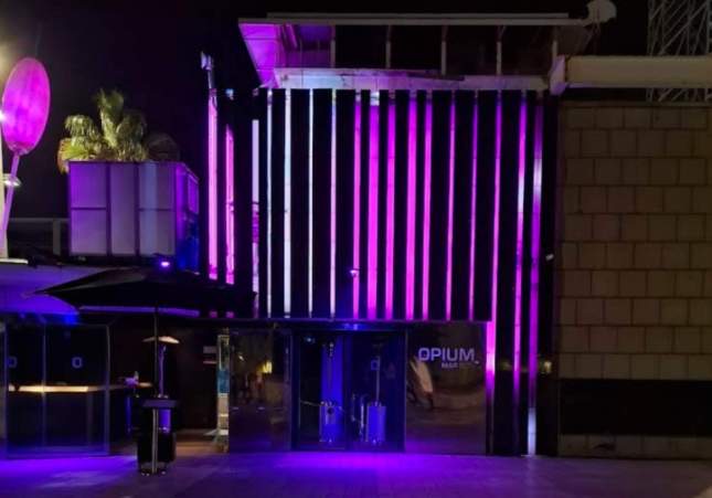 Agentes de los Mossos salvan la vida de una chica de 24 años que se desangraba frente a la discoteca Opium