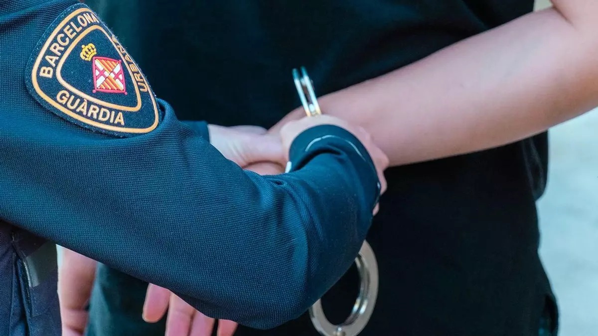 Detenidos dos hombres por el robo con violencia de un reloj de lujo en la playa del Somorrostro de Barcelona