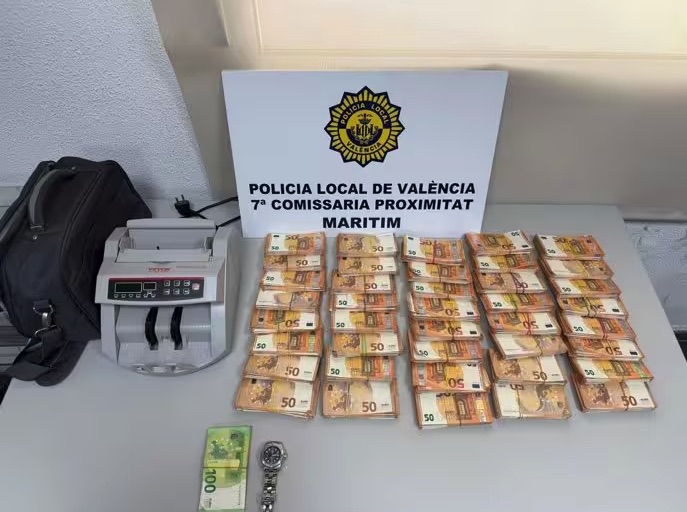 Tres detenidos en València tras incautarles más de 200.000 euros falsificados en un control policial