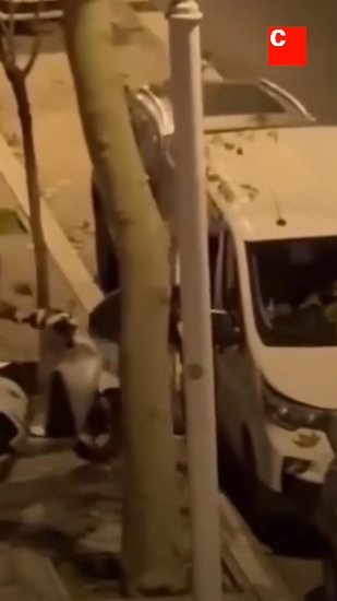 Vecinos de la Vila Olímpica graban el robo de una moto cargada en furgoneta a plena luz del día