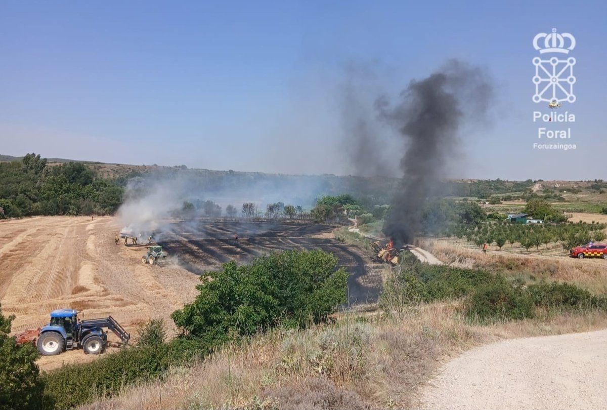 Volcamiento de cosechadora provoca incendio agrícola en Lerín