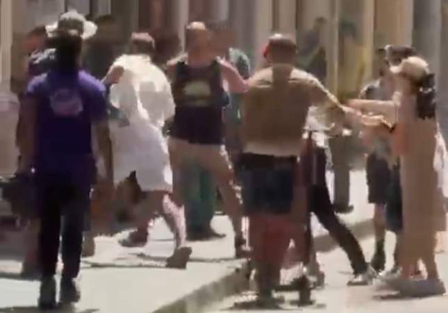 Violento robo en el Raval de Barcelona a plena luz del día: los vecinos dicen basta e intentan detener a los ladrones