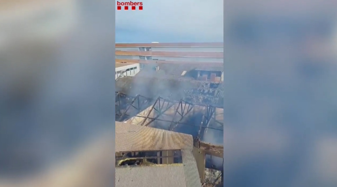 Espectacular incendio en una nave: la cubierta colapsa y los Bomberos sospechan que fue provocado tras una pelea