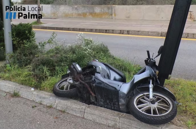 Buscan a un ladrón que estrelló una moto robada contra una valla publicitaria en Palma y se dio a la fuga