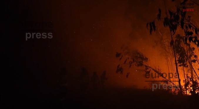 Tres incendios forestales activos en Ponteceso (A Coruña) calcinan más de 220 hectáreas y obligan a desalojos