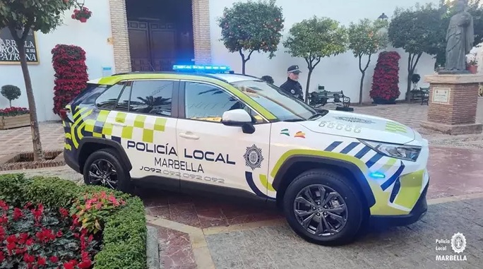 Dos detenidos en Marbella por robar con violencia un bolso con 670 euros a un hombre en Puerto Banús