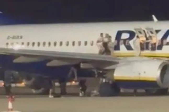 18 personas heridas al intentar escapar de un avión de Ryanair en Palma ante la falsa alarma de un incendio