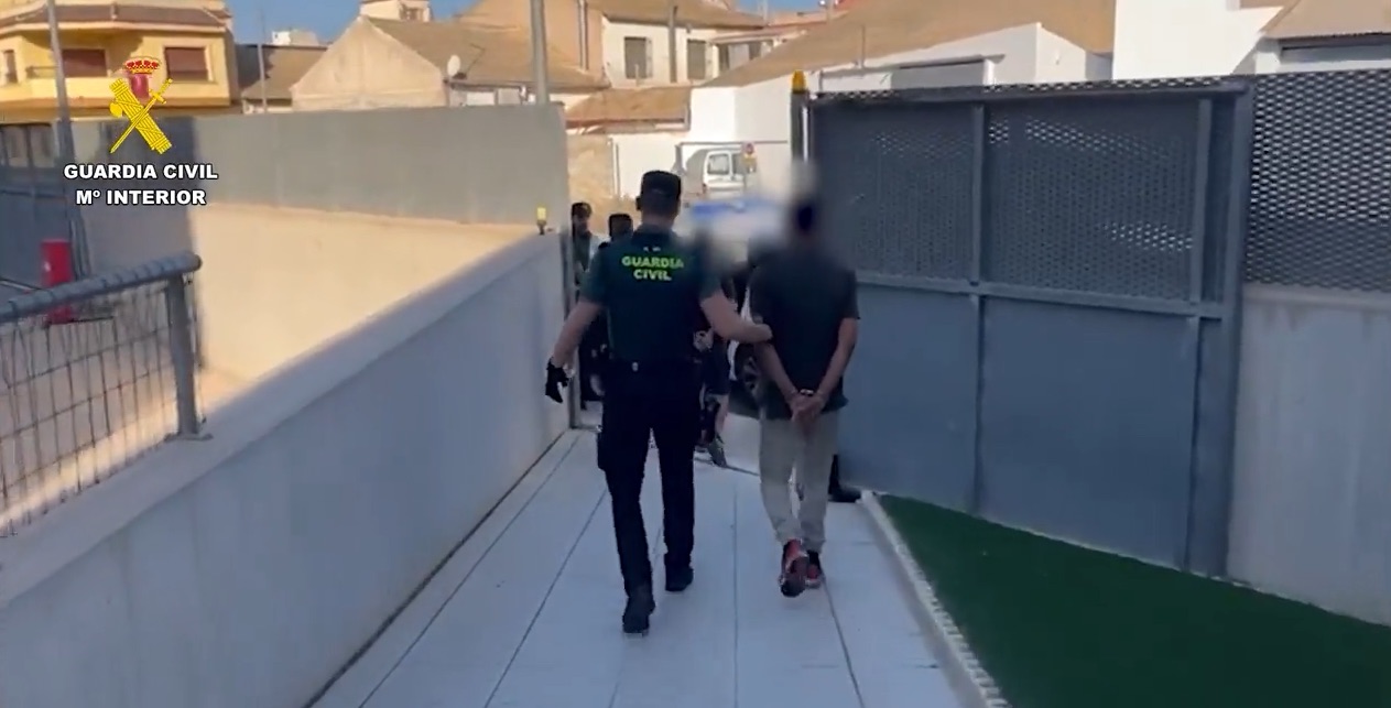 Un guardia civil fuera de servicio detiene en Orihuela al autor de un apuñalamiento en Almoradí